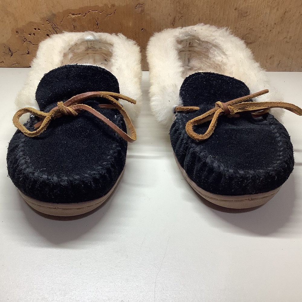 Minnetonka Moccasins 3370 - Women's Alpine Sheepskin Moccasin - Black Suede
